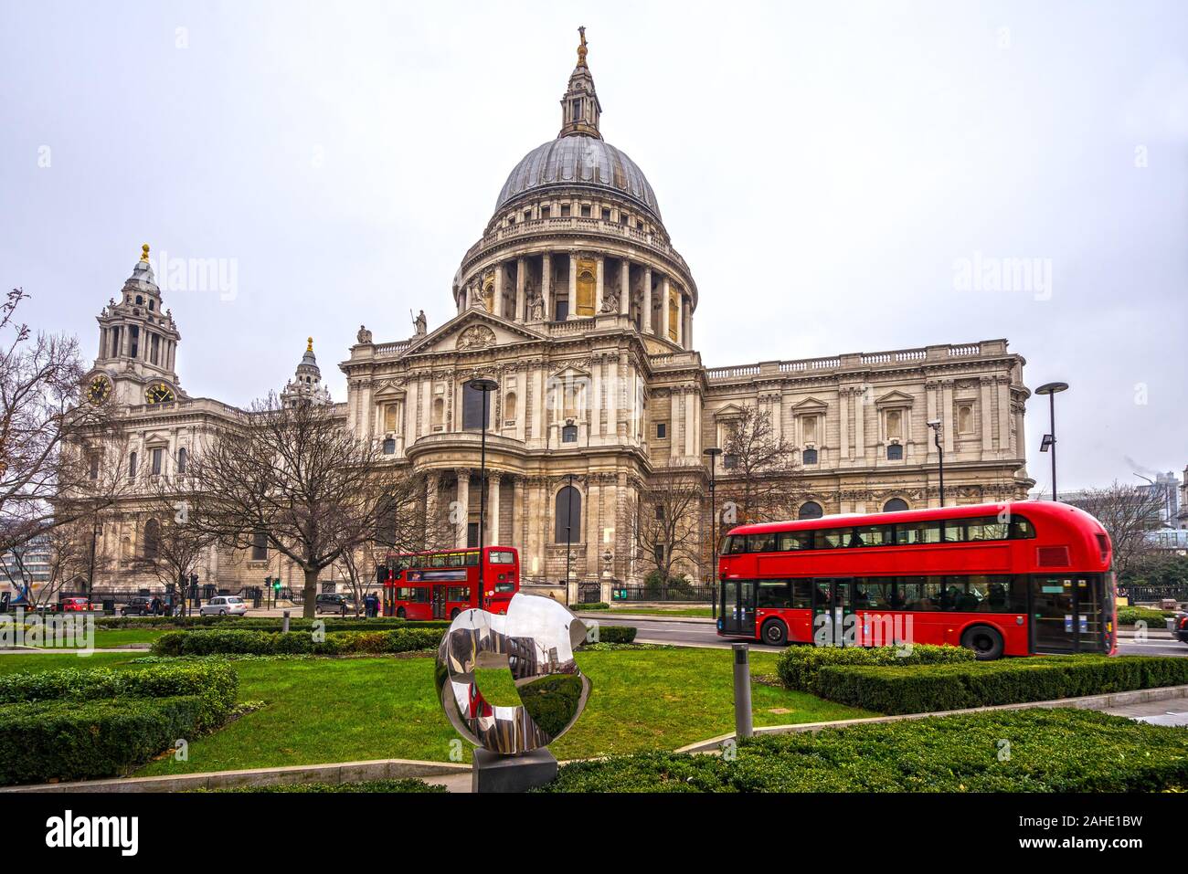 La cattedrale di Saint Paul une double-decker bus, London, Regno Unito Foto Stock
