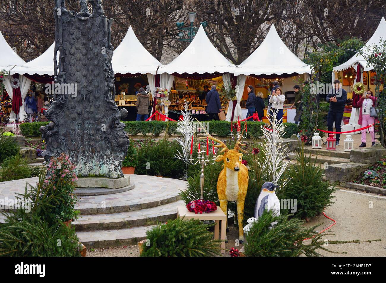 Parigi, Francia -24 dic 2019- vista di un Marche de Noel tradizionale mercatino di Natale in Piazza René Viviani nel quinto arrondissement di Parigi, Franc Foto Stock
