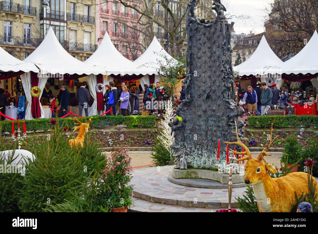 Parigi, Francia -24 dic 2019- vista di un Marche de Noel tradizionale mercatino di Natale in Piazza René Viviani nel quinto arrondissement di Parigi, Franc Foto Stock