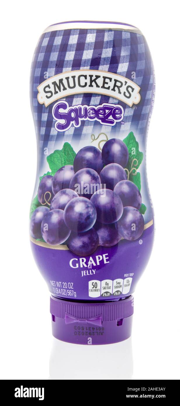 Winneconne, WI - 3 Dicembre 2019 : Una bottiglia di Smuckers squeeze gelatina di uva isolato su un background Foto Stock