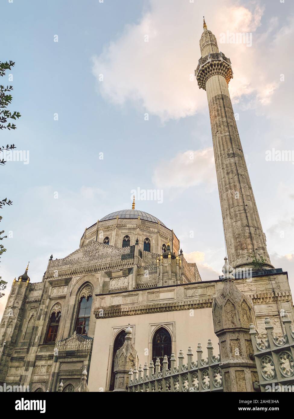 Pertevniyal valido? La Moschea del Sultano, Istanbul, Turchia. Ottoman Imperial moschea di Istanbul. Aksaray valido? moschea si trova in Aksaray. Il tema dei musulmani Foto Stock