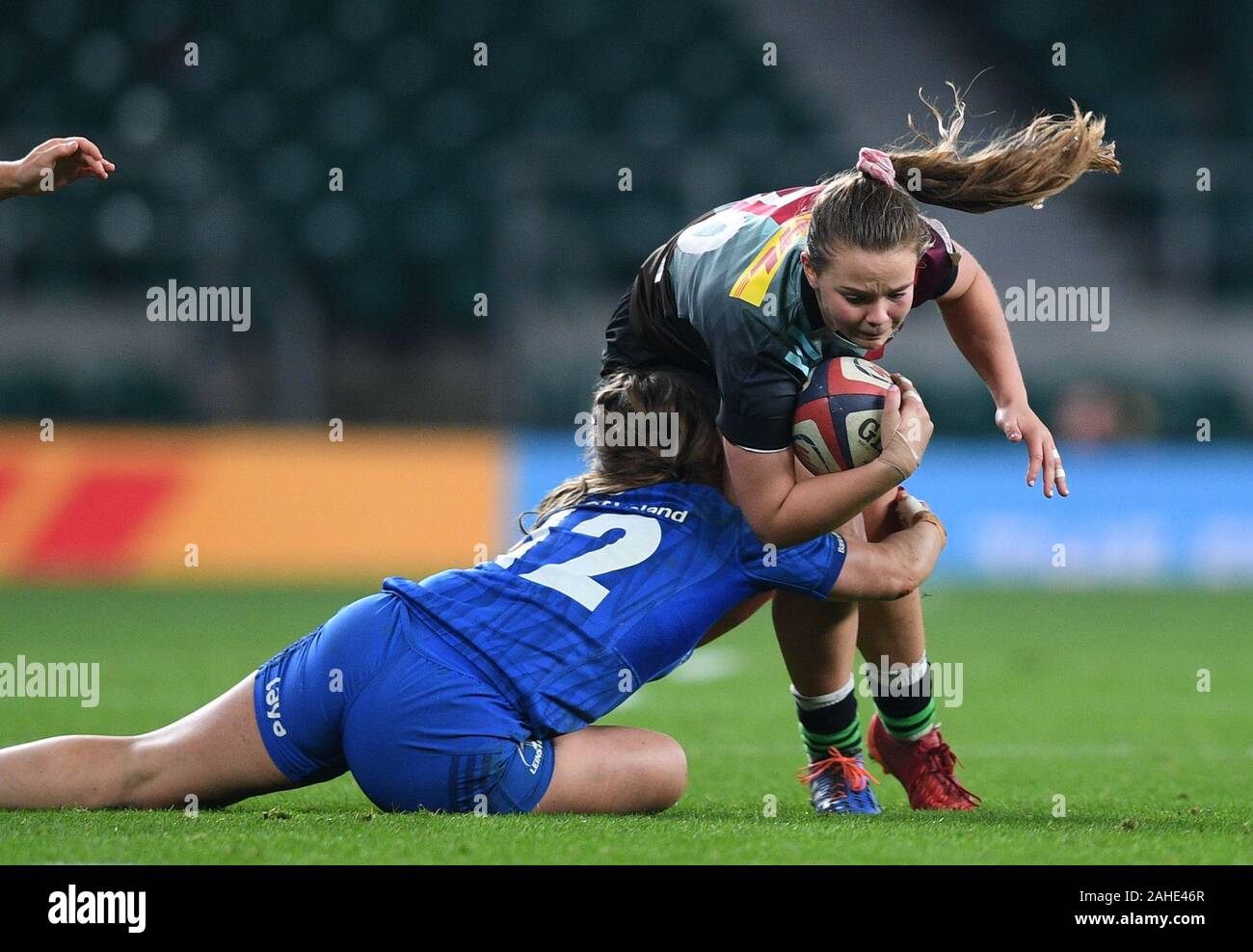Twickenham, Londra, Regno Unito. 28 dicembre, 2019. Big Game 12 Womens Rugby, arlecchini versus Leinster; Michelle Claffey di Leinster affronta Ellie verde di arlecchini - Editoriale usare carte di credito: Azione Plus sport/Alamy Live News Foto Stock