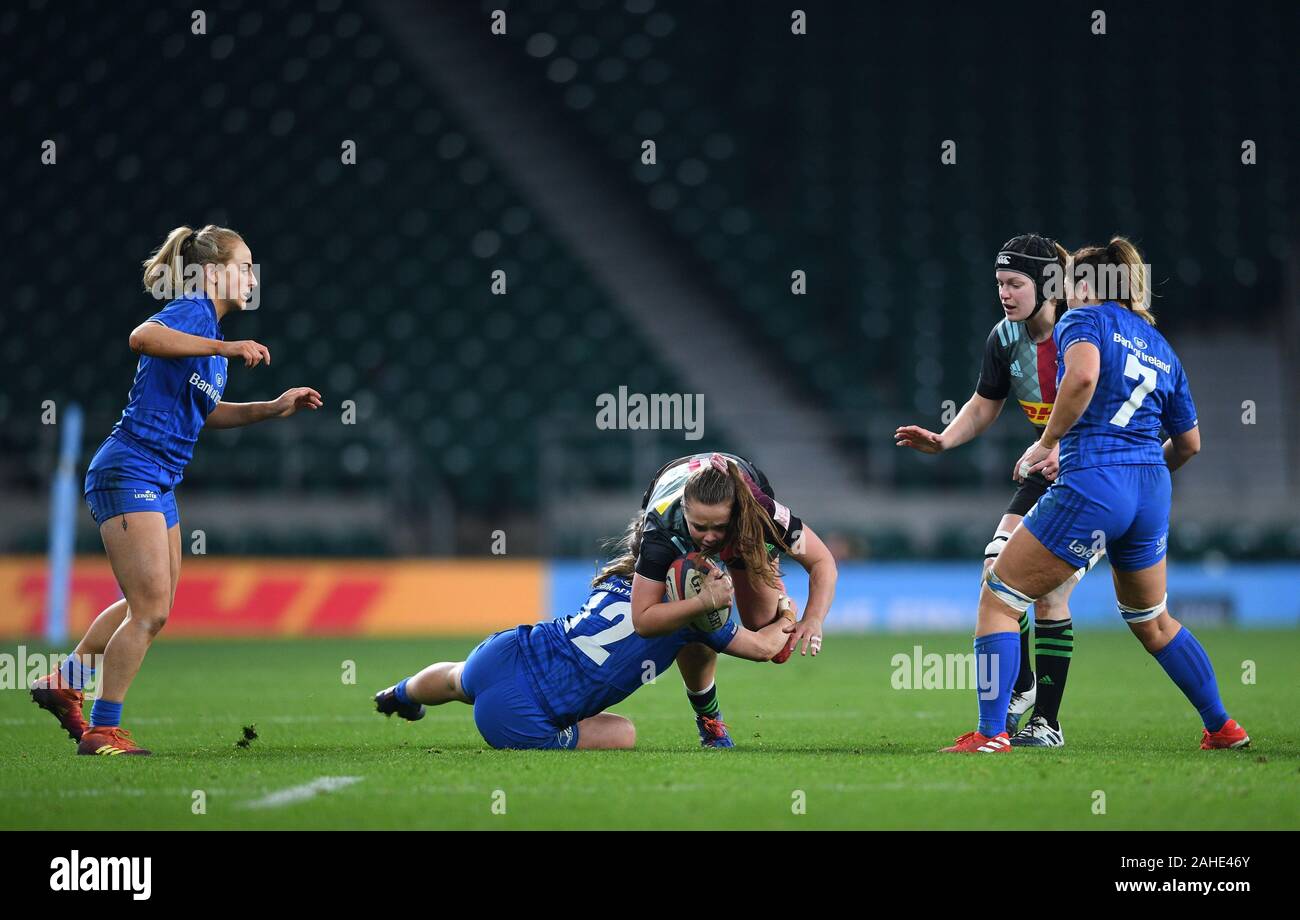Twickenham, Londra, Regno Unito. 28 dicembre, 2019. Big Game 12 Womens Rugby, arlecchini versus Leinster; Michelle Claffey di Leinster affronta Ellie verde di arlecchini - Editoriale usare carte di credito: Azione Plus sport/Alamy Live News Foto Stock
