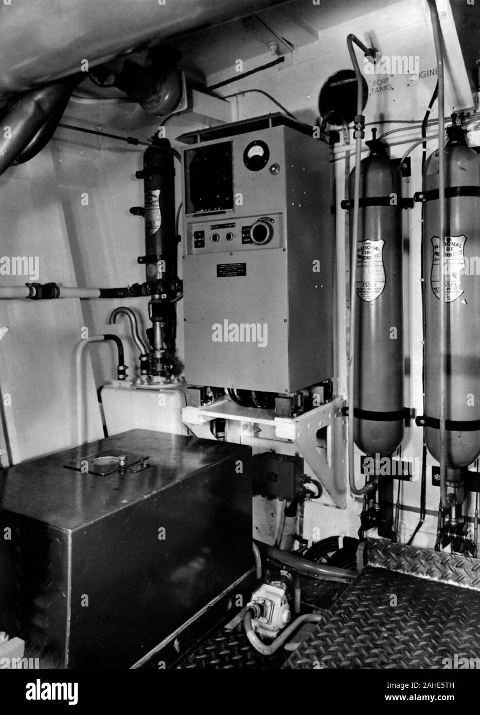 AJAXNETPHOTO. 1952. PORTSMOUTH, Inghilterra. - Motovedette veloci tipo 'B' - VOSPER LTD., Portsmouth costruito GAY BOMBARDIER, pendente nr. P1042. Prove di marketing e foto da Vosper Thornycroft collezione. Barca varata 20agosto, 1952. Unità di alimentazione per unità radar e D.H.E. Il pannello di comando sulla paratia in avanti, il lato della porta della sala motori, vista da poppa. Foto:VT raccolta/AJAXNETPHOTO Ref:G3122605 13557 Foto Stock