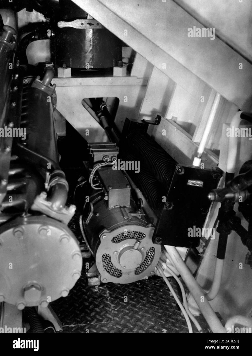 AJAXNETPHOTO. 1952. PORTSMOUTH, Inghilterra. - Motovedette veloci tipo 'B' - VOSPER LTD., Portsmouth costruito GAY BOMBARDIER, pendente nr. P1042. Prove di marketing e foto da Vosper Thornycroft collezione. Barca varata 20agosto, 1952. Unità di alimentazione D.H.E. Nel vano motore sul lato della porta, vista da in avanti. Foto:VT raccolta/AJAXNETPHOTO Ref:G3122605 13558 Foto Stock