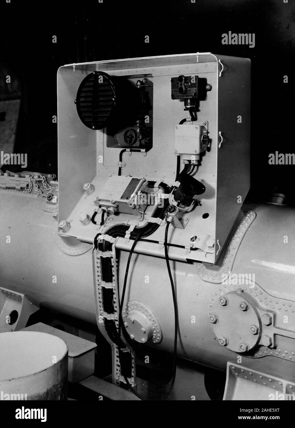 AJAXNETPHOTO. 1952. PORTSMOUTH, Inghilterra. - Motovedette veloci tipo 'B' - VOSPER LTD., Portsmouth costruito GAY BOMBARDIER, pendente nr. P1042. Prove di marketing e foto da Vosper Thornycroft collezione. Barca varata 20agosto, 1952. Siluro sul pannello di controllo. Foto:VT raccolta/AJAXNETPHOTO Ref:G3122605 13582 Foto Stock