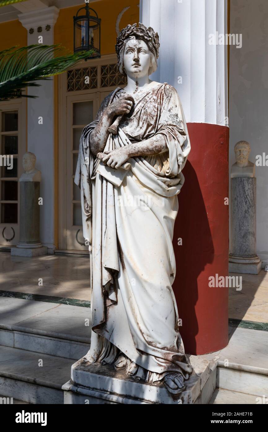 Statua in marmo della musa Clio nel cortile delle Muse, Palazzo Achilleion, Corfù, Grecia Foto Stock