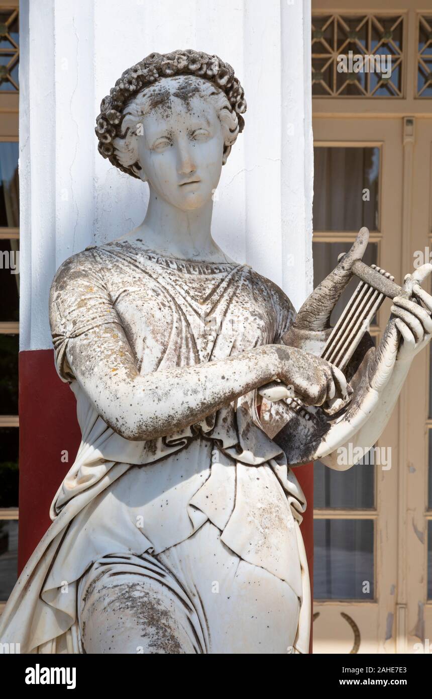 Statua in marmo di Terpsichore, dea della danza e coro nel cortile delle Muse, Palazzo Achilleion, Corfù, Grecia Foto Stock