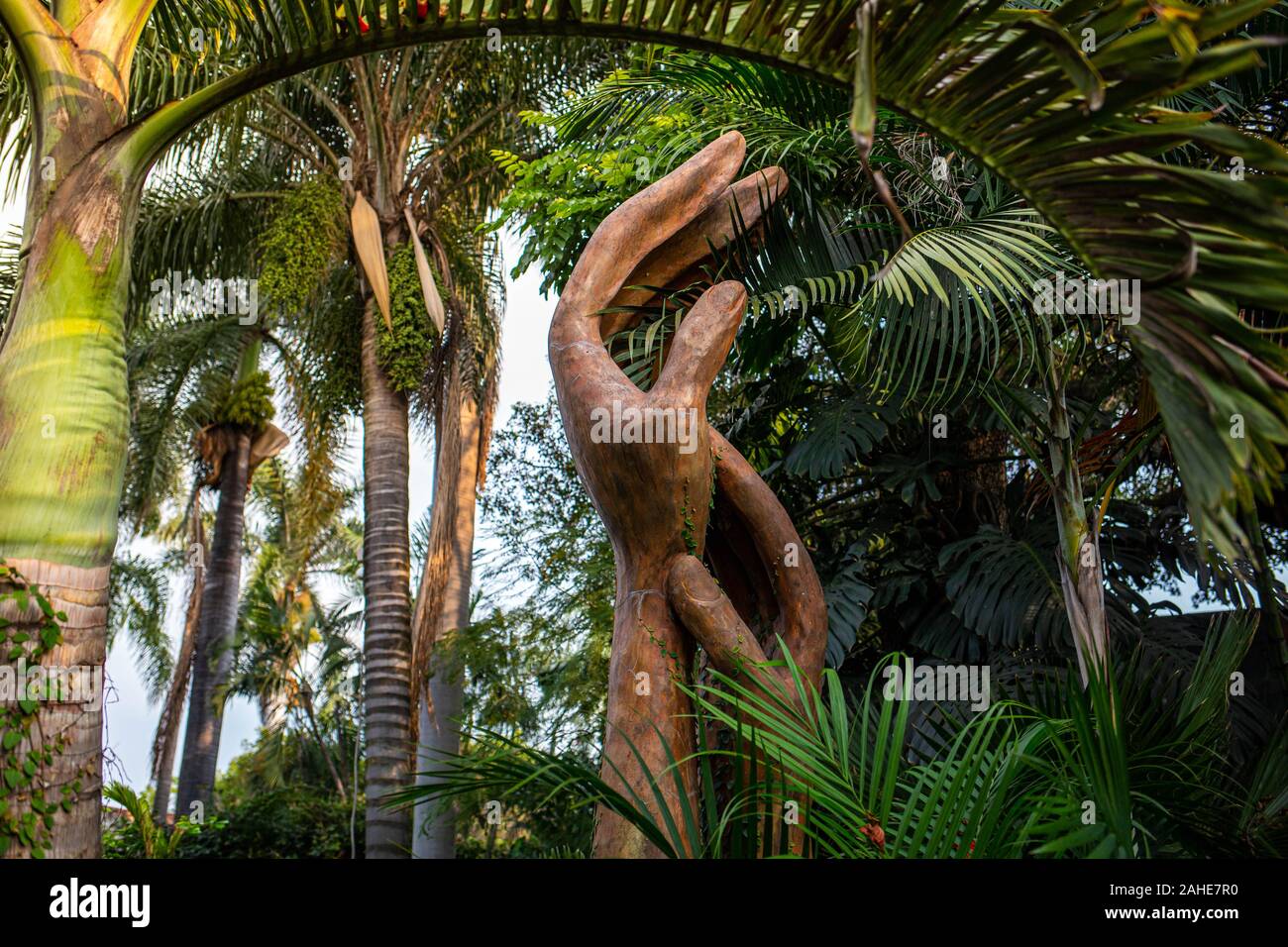 Coppia di mani simbolo di armonia scultura insieme Foto Stock