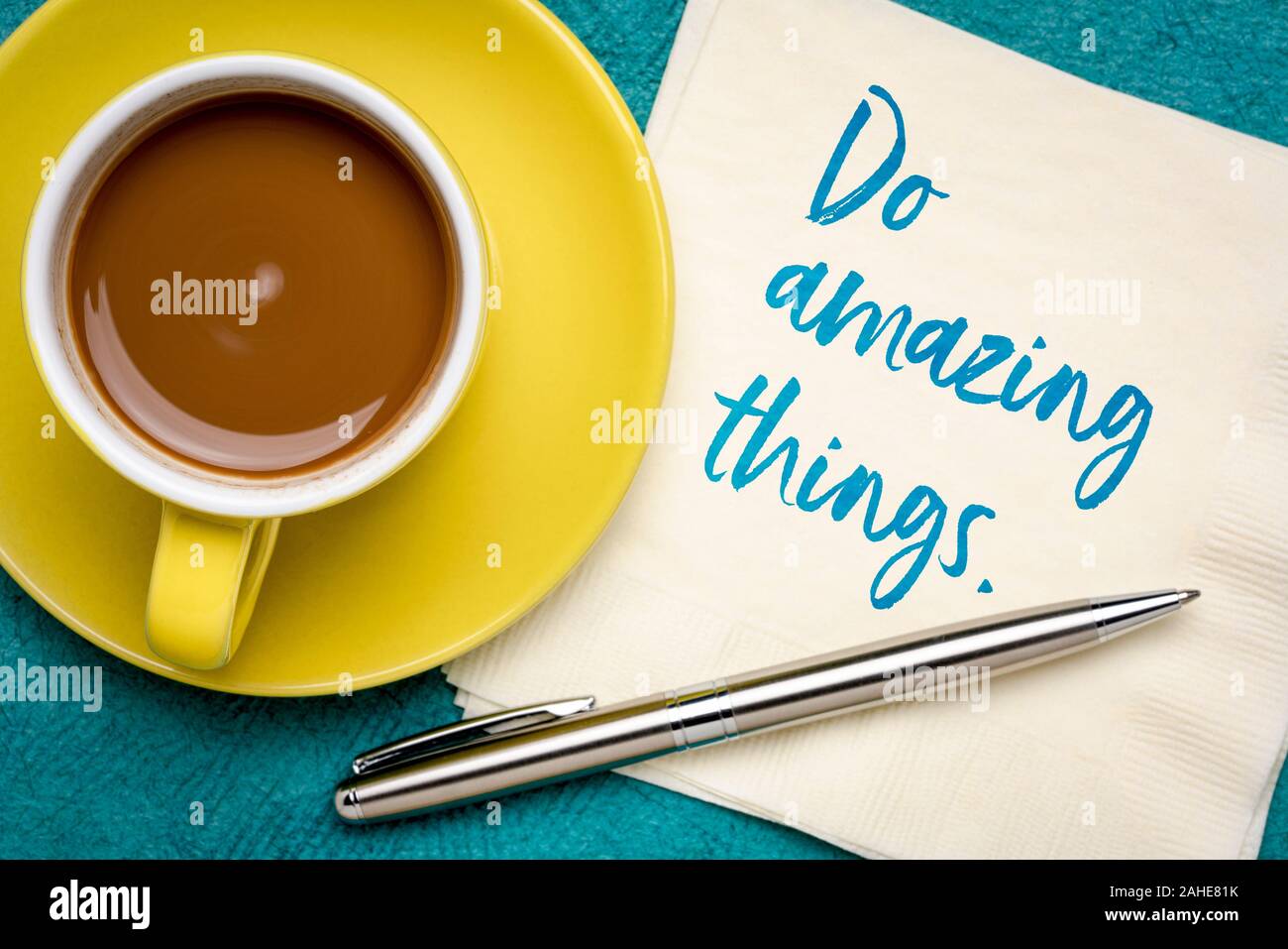 Fare cose incredibili - inspirational nota su un tovagliolo con una tazza di caffè. Ispirazione e il concetto di creatività. Foto Stock
