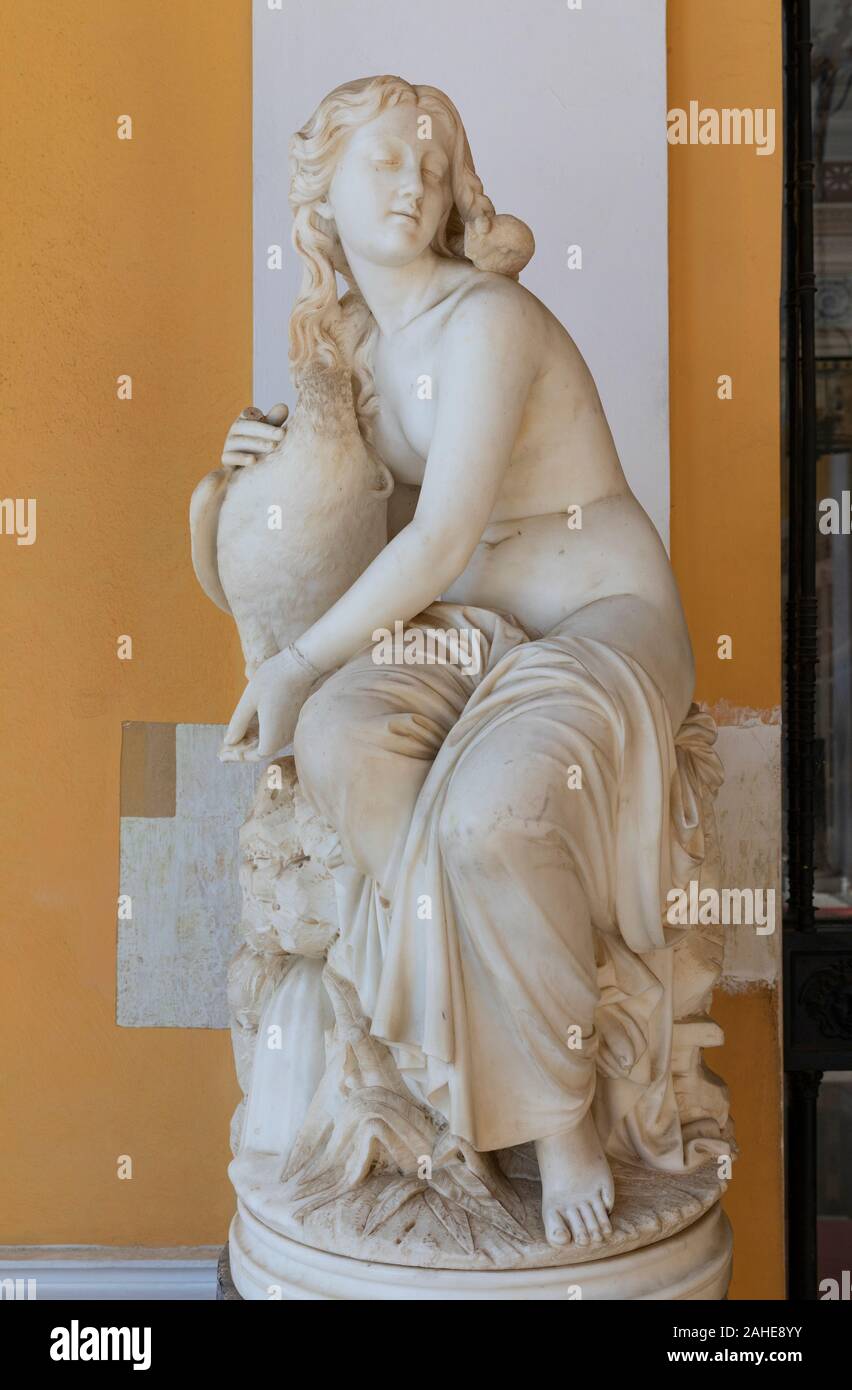 Statua in marmo di Afrodite con un'oca nel cortile delle Muse, Palazzo Achilleion, Corfù, Grecia Foto Stock