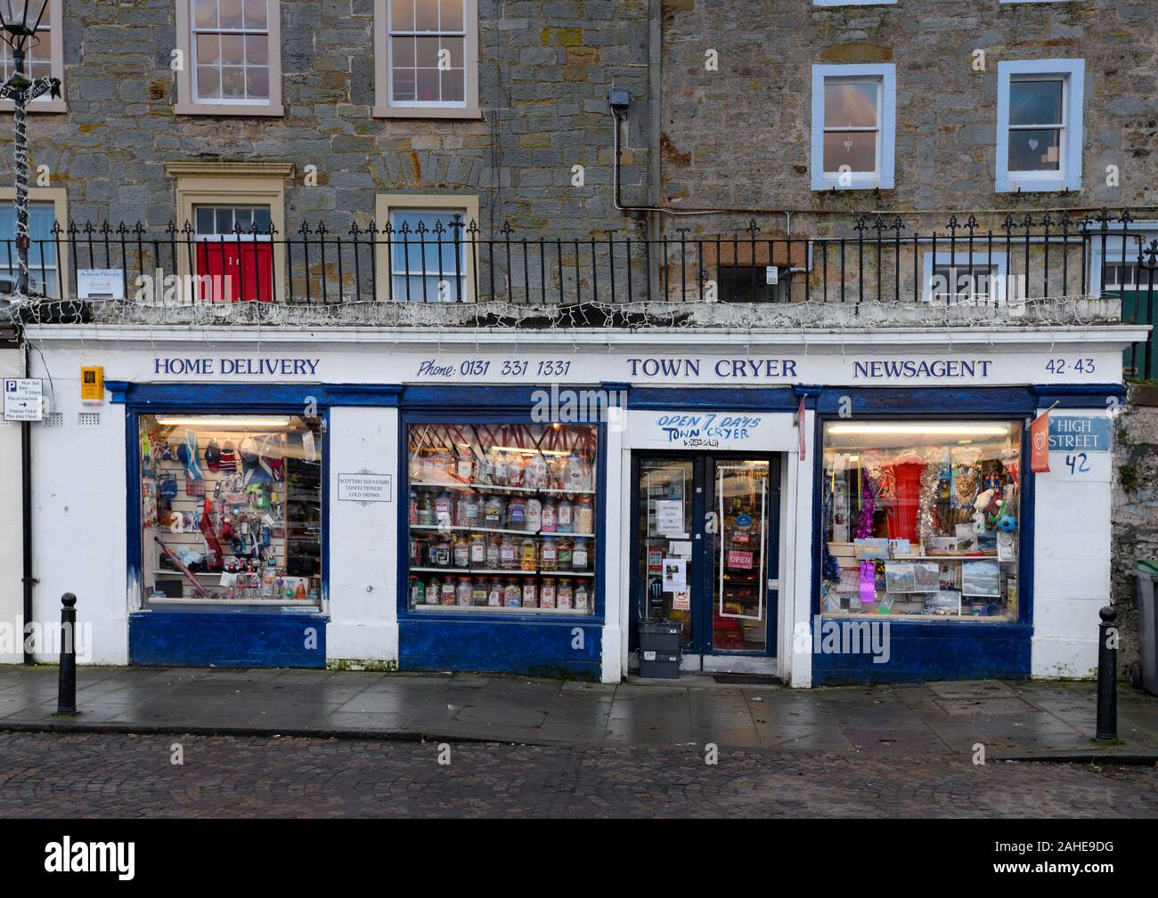 La città Cryer, edicole a South Queensferry situato con la via ponte ad est e le strade di ponti a ovest sul Firth of Forth Foto Stock