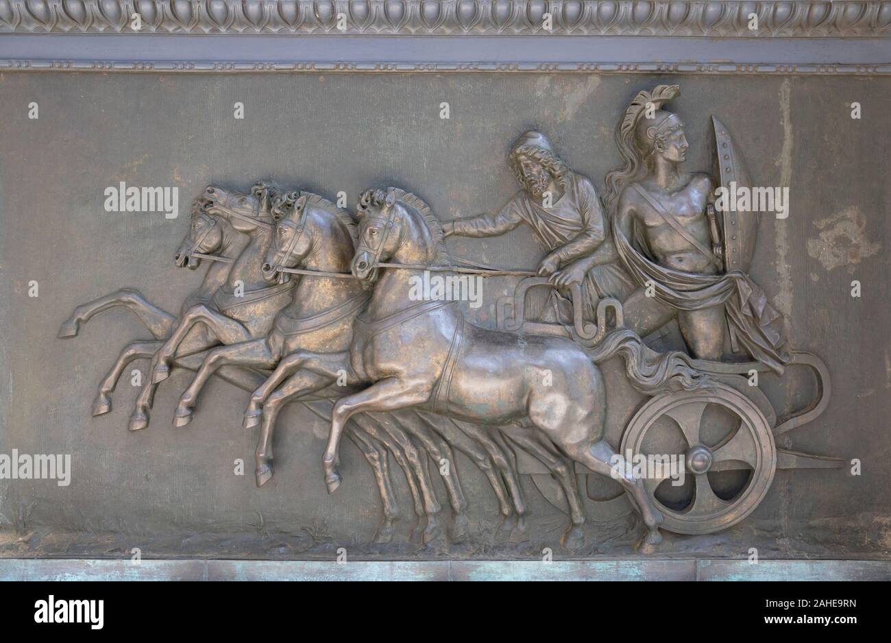 Rilievo di Achille sul carro nel Palazzo Achilleion, isola di Corfù, Grecia Foto Stock