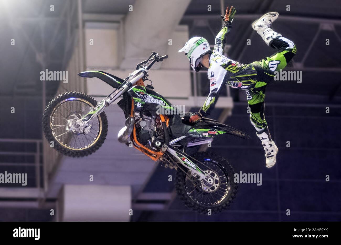 Gijon, Spagna. Il 28 dicembre, 2019. Freestyle Motocross rider Xavi 'Jabato' Dols in azione durante il moto Freestyle Cup masterizzare di Gijon al centro sportivo sul dicembre 28, 2019 in Gijon, Spagna. ©David Gato/Alamy Live News Foto Stock