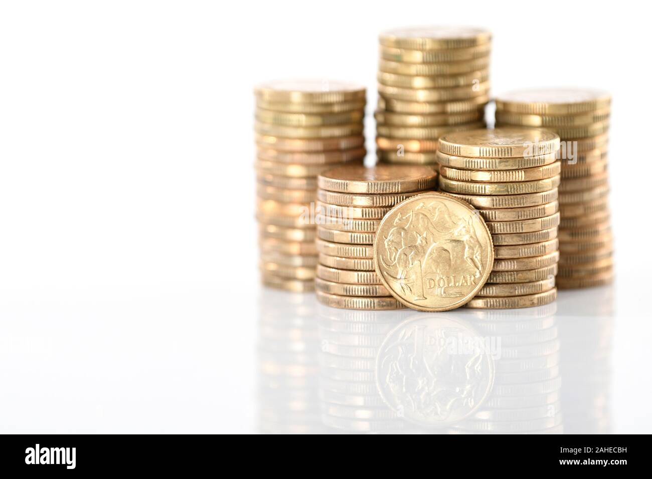 Una pila di uno Australiano Dollaro monete d'oro insieme contro uno sfondo bianco. Foto Stock