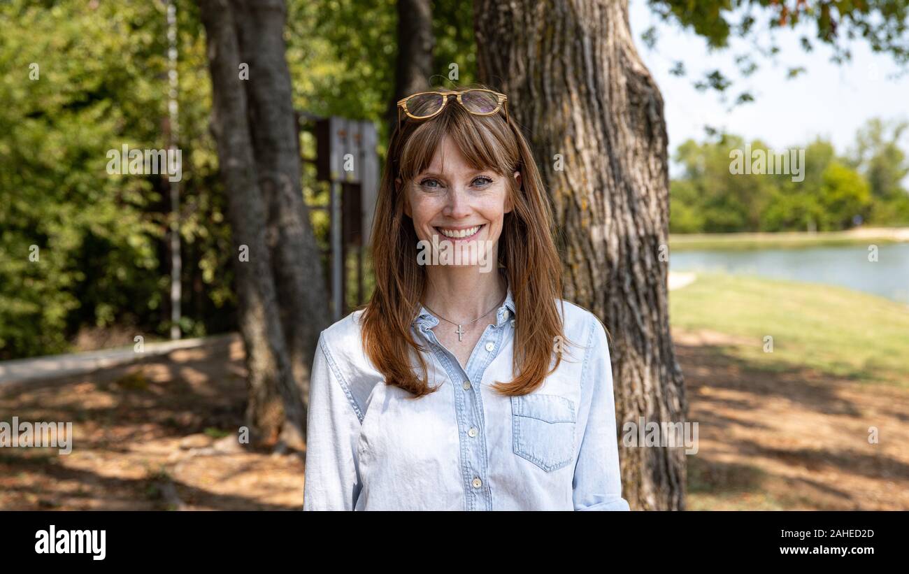 Julie Oliver, 2020 candidato per Texas' venticinquesimo Quartiere Congressuale nella Camera dei rappresentanti degli Stati Uniti, pone in corrispondenza di un evento di campagna in Burleson, Texas Foto Stock