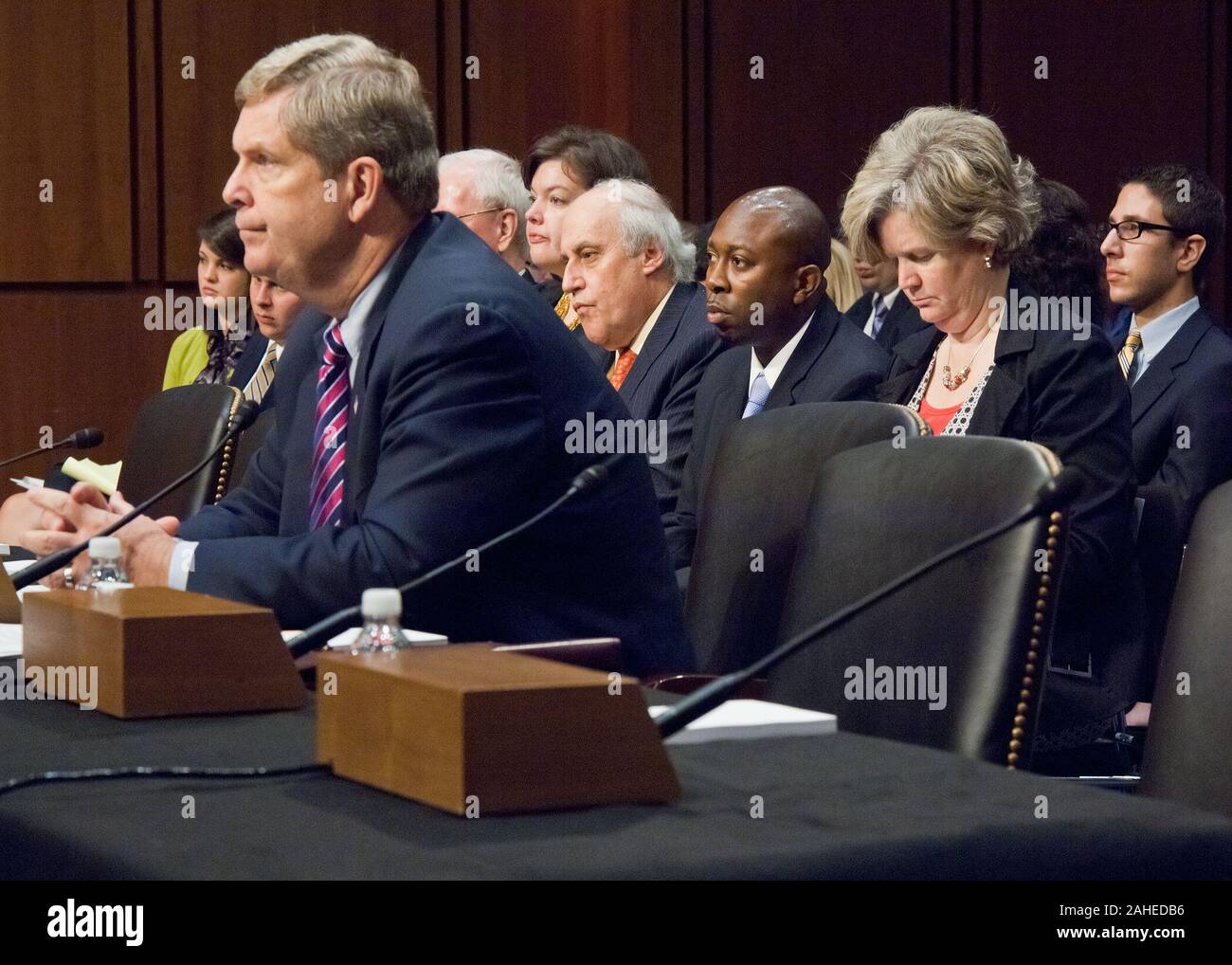 Il segretario per l'agricoltura Tom Vilsack ha visitato il comitato del Senato per l'agricoltura, la nutrizione e la silvicoltura, in Washington, DC, Gio, 26 maggio 2011. per discutere la prossima Farm Bill. Direttamente dietro il Segretario Vilsack sono da sinistra: ex Segretario Dan Glickman, Karis grondaia, deliberando vice sottosegretario, Farm e stranieri Servizio Agricolo e Susan Palmeri, deliberando Assistente Segretario, relazioni congressuali. Segretario Glickman era un membro del pannello di testimonianza di parlare dopo il Segretario Vilsack. Il secondo pannello incluso un agricoltore e membri di marketing, ricerca e docenti universitari che hanno discusso la fu Foto Stock