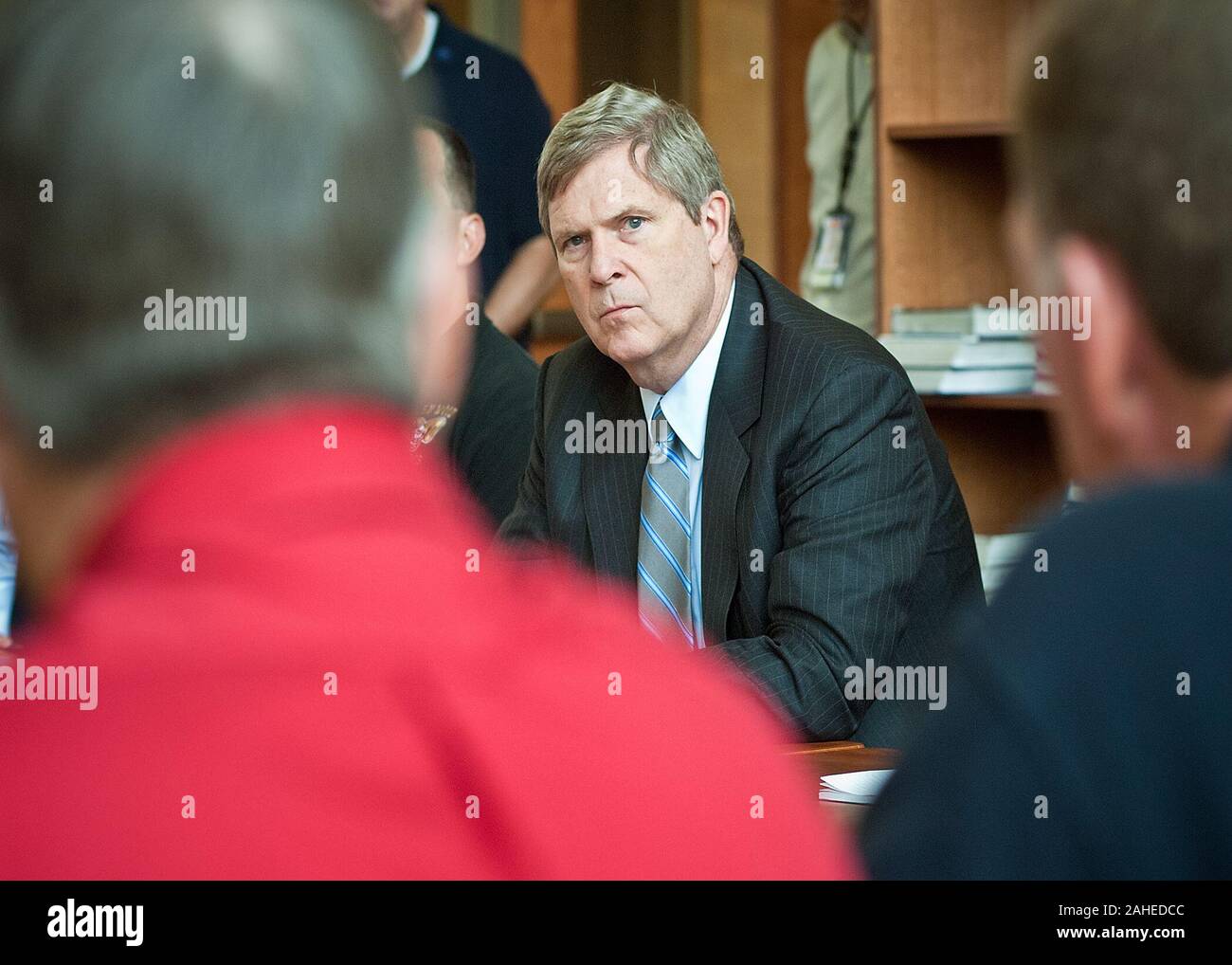 Il segretario per l'agricoltura Tom Vilsack ascolta alle domande poste dagli agricoltori durante un municipio incontro a Glenwood Community High School in Glenwood, Iowa gio, 16 giugno 2011. Gli agricoltori, mezzi di comunicazione locali e regionali hanno ascoltato e interrogato Segretario Vilsack sulla causa delle acque alluvionali lungo il fiume Missouri che colpiscono Iowa e Nebraska. Segretario Vilsack offerto consulenza e assistenza disponibile attraverso il Reparto di Stati Uniti dell'agricoltura e di altre agenzie federali. Foto Stock