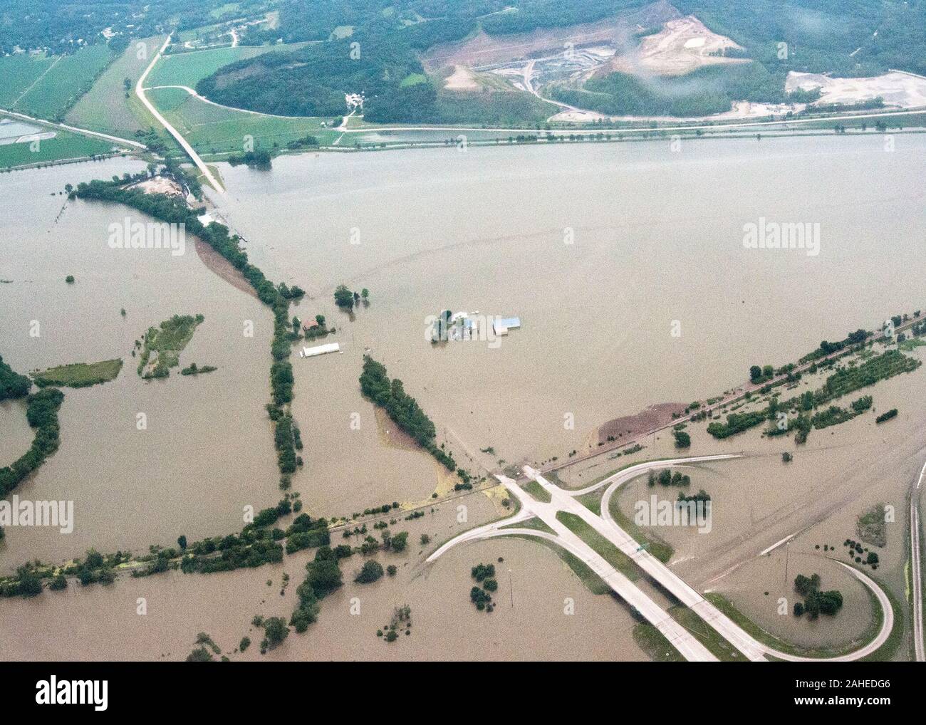 Il fiume Missouri ha allagato centinaia di acri di terreno nel Nebraska e Iowa. Il segretario per l'agricoltura Tom Vilsack ha visitato la zona e ha parlato di agricoltura i produttori e i responsabili della comunità. Lo scopo delle riunioni e conversazioni era quello di ottenere un aspetto di prima mano e fornire tali informazioni a Washington necessarie per meglio offrire programmi di emergenza tempestivamente per rispondere efficacemente a questo disastro. Il Reparto di Stati Uniti dell'agricoltura agenzie hanno programmi per assistere i produttori come valutare gli sforzi di recupero per assistere con recupero nelle zone rurali è scossa dal disastro naturale. USDA e Foto Stock