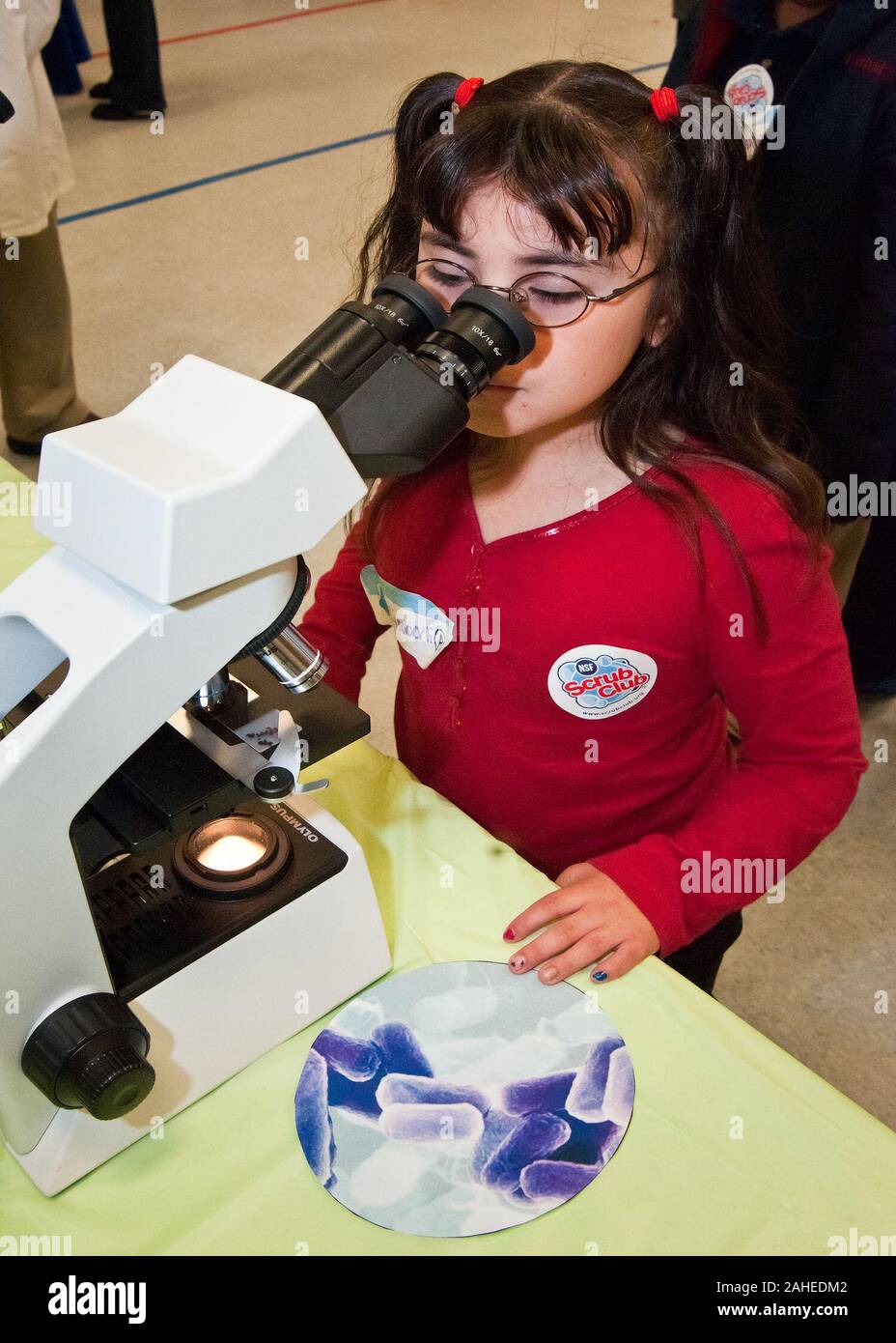 Nancy Teo Quintana un primo grado studente dalla sig.ra Lindsay Gormus della classe in Maryland Città scuola elementare di alloro, Maryland guarda attraverso un microscopio per visualizzare la listeria e la salmonella, due dei quattro più comuni batteri presenti nei prodotti alimentari. Gli altri due sono i batteri campylobacter ed e. coli. Il Reparto di Stati Uniti dell'Agricoltura, sicurezza alimentare servizio di ispezione ha tenuto una educazione alla sicurezza alimentare il camp in Maryland Città scuola elementare, gio, 5 maggio 2011. Foto Stock