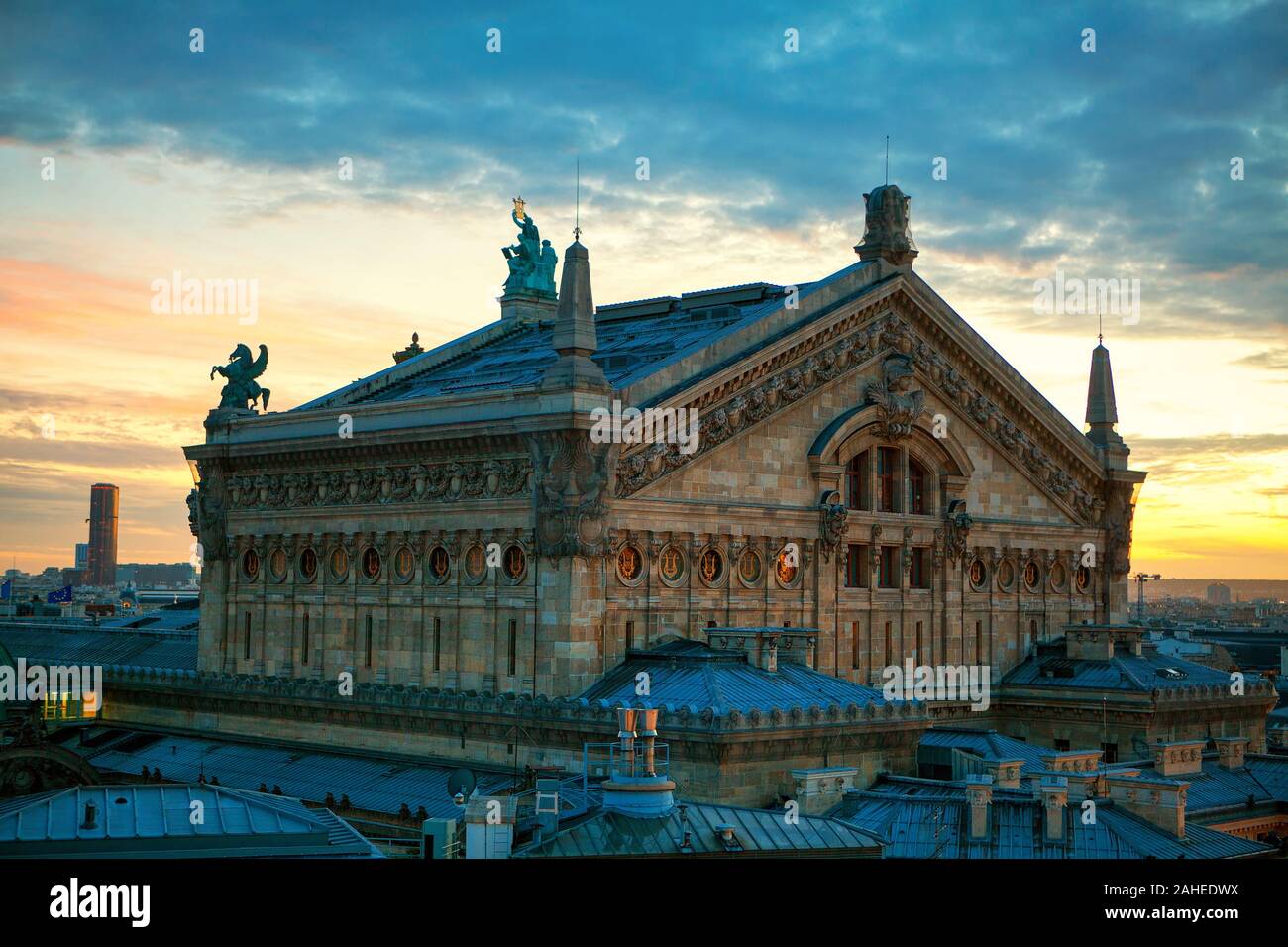 Vista del teatro dell'opera di Parigi nel crepuscolo Foto Stock