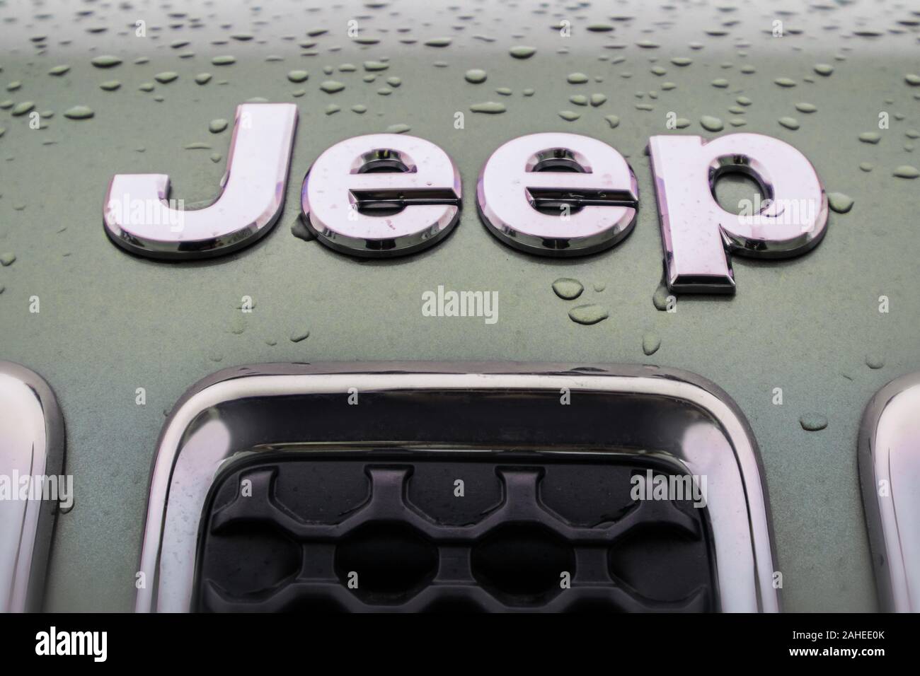 Jeep il logo sul cofano di un SUV. Foto Stock