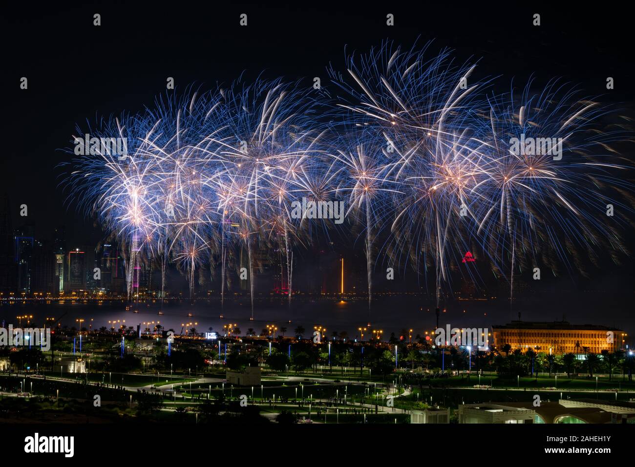 Fuochi d'artificio del Qatar Giornata Nazionale a Corniche Foto Stock