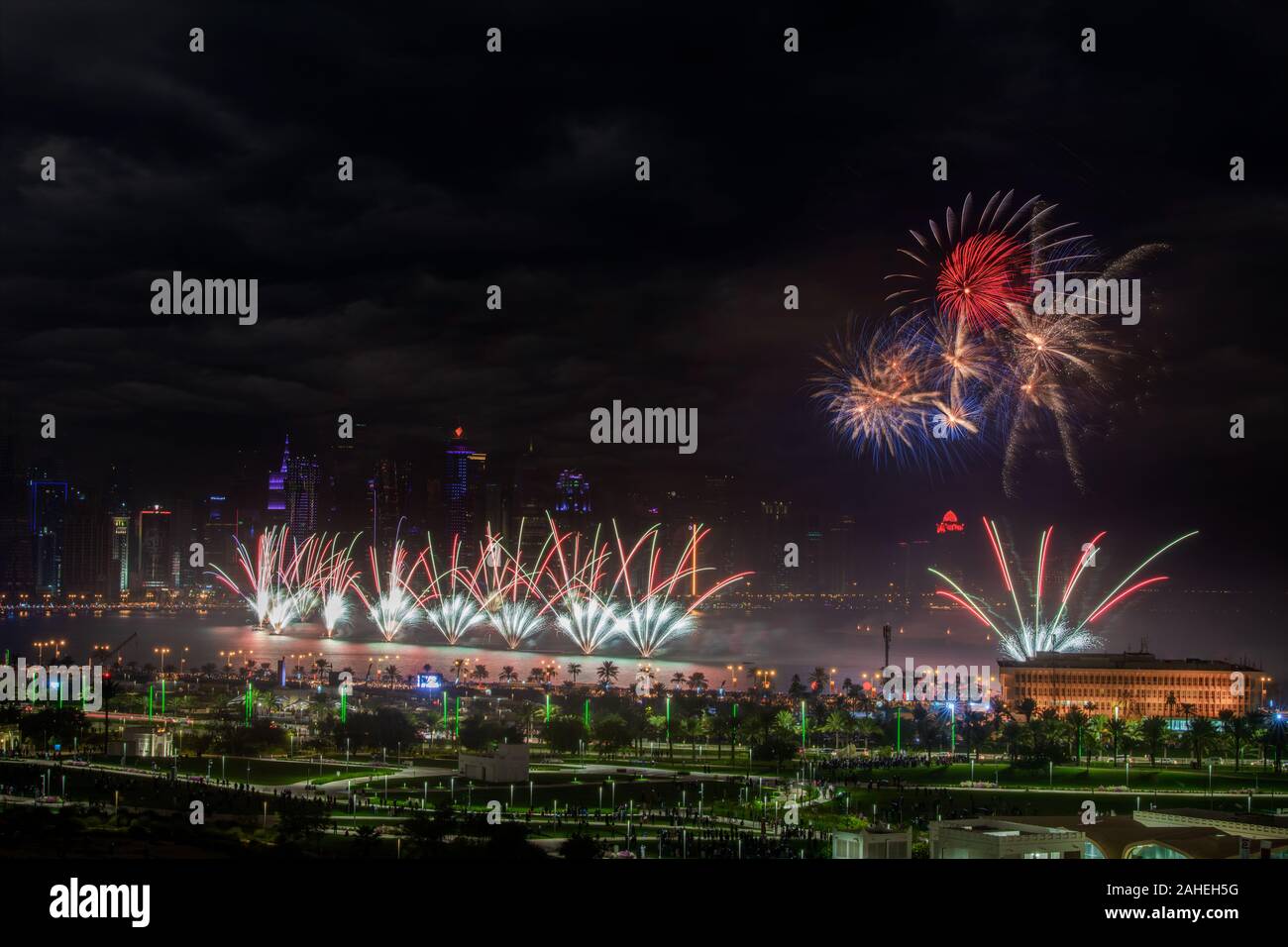 Fuochi d'artificio del Qatar Giornata Nazionale a Corniche Foto Stock