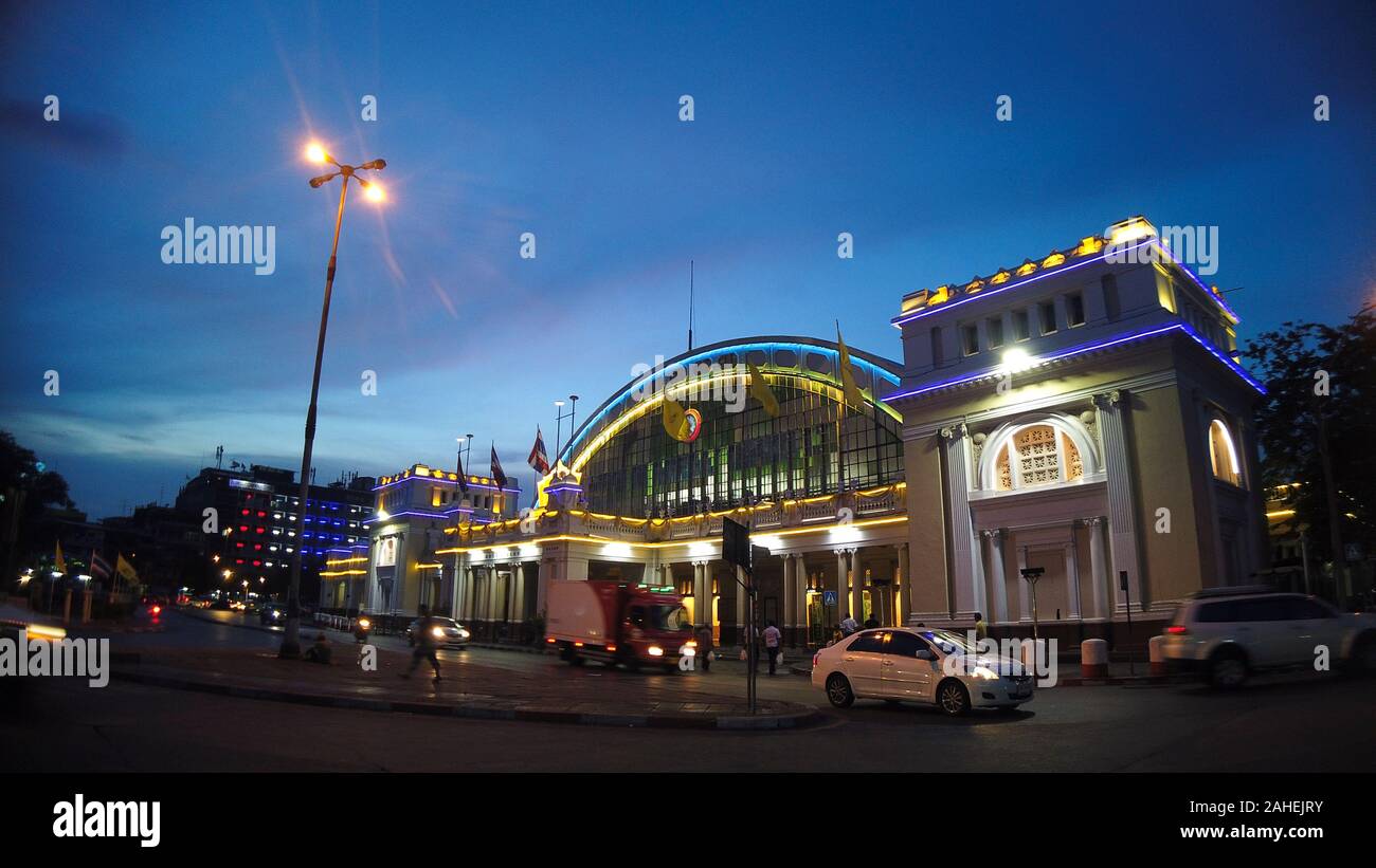 Bangkok Stazione ferroviaria Hua Lamphong esterno delle luci di notte Foto Stock