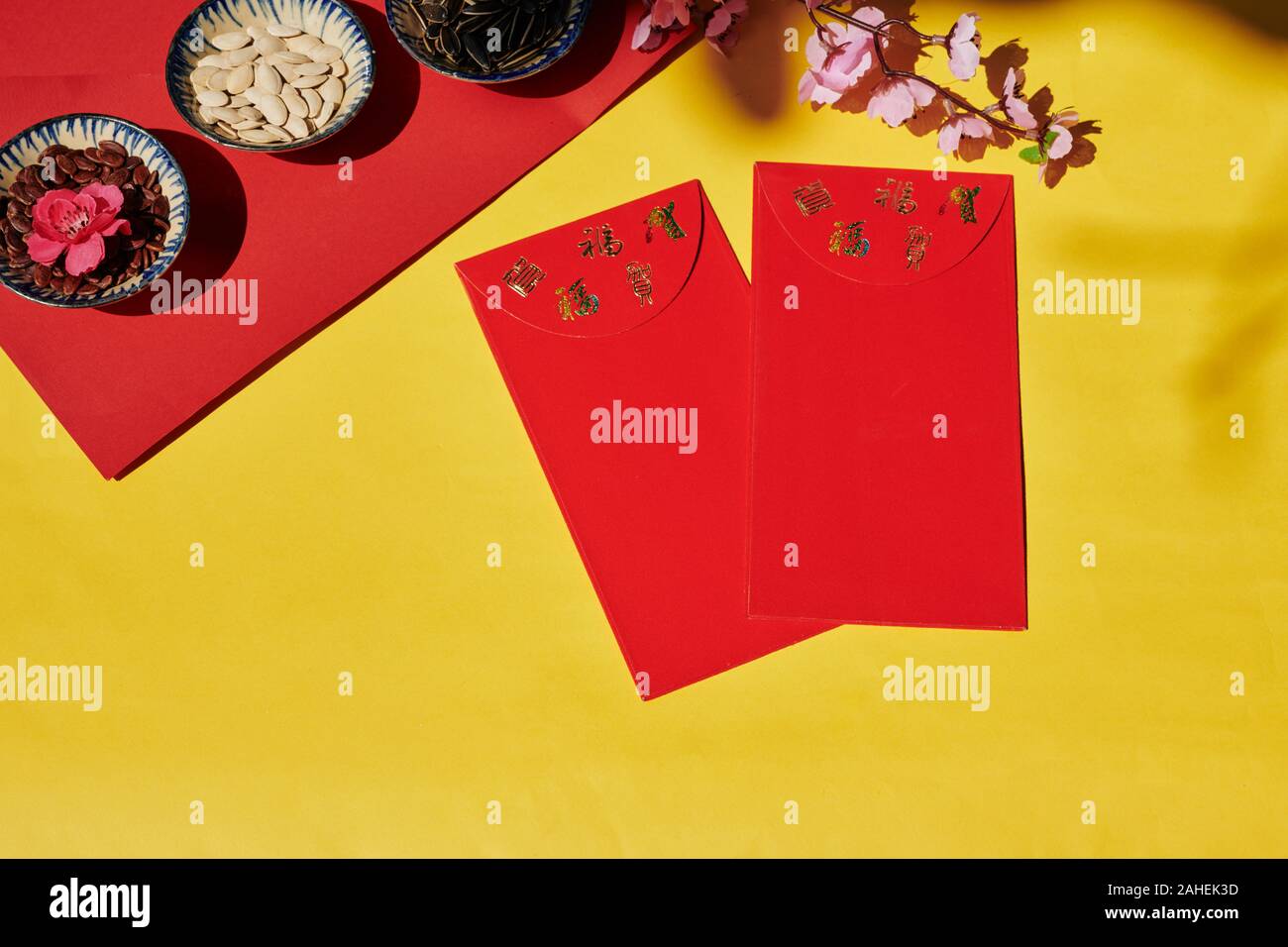 Flatlay di Tet celebrazione tabella con lucky money buste e ciotole di diversi semi Foto Stock