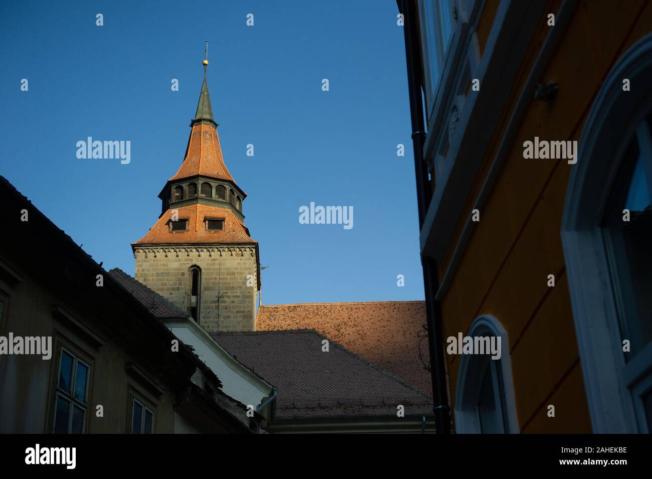 Il edifici ben conservati nella città transilvana di Brasov, Romania, la rendono una popolare destinazione turistica. Foto Stock