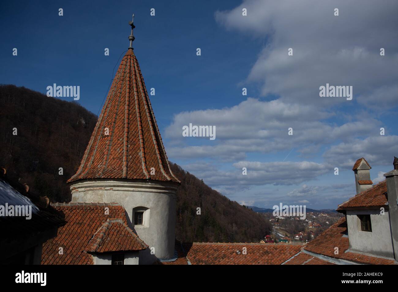 Castello di Bran, vicino a Brasov, Romania, è una popolare destinazione turistica e segnalati erroneamente ad essere fonte di ispirazione per Bram Stoker's castello di Dracula. Foto Stock