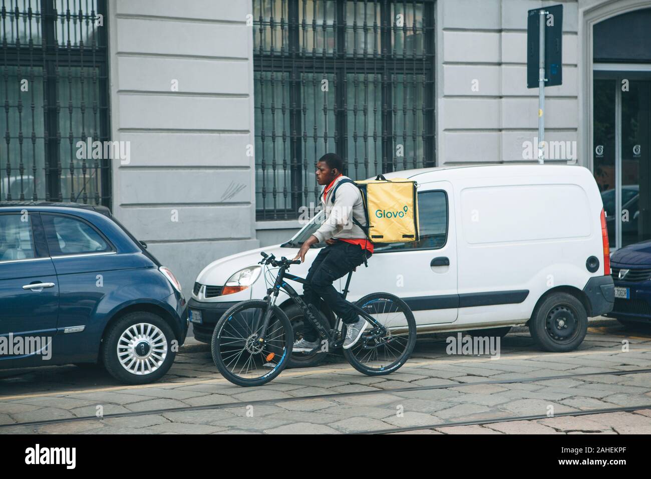 L'Italia, Milano, 30 Maggio 2019: Il cibo è deliveryman escursioni in bicicletta lungo la strada. Foto Stock