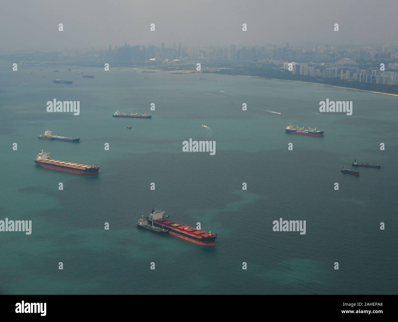 Singapore - 8 Feb 2018. Molte navi da carico sul mare a Singapore. Singapore è la quattordicesima esportatore e il XV più grande importatore al mondo. Foto Stock