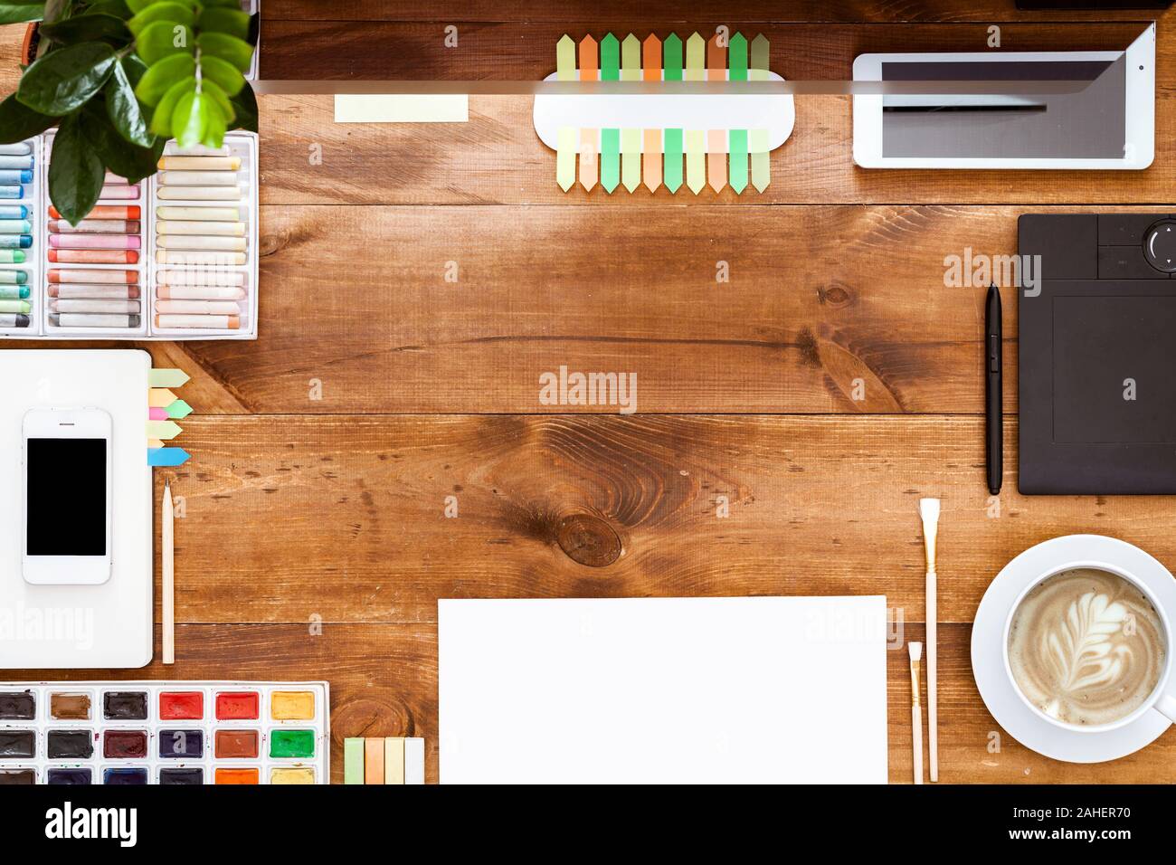 Graphic design moderno design creativo workplace marrone tavolo in legno Foto Stock