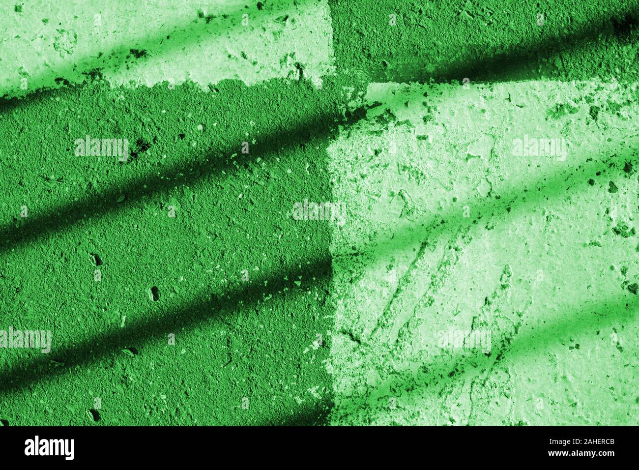 Superficie di asfalto con vernice bianca e shadow. Abstract sfondo verde nei toni del colore Foto Stock