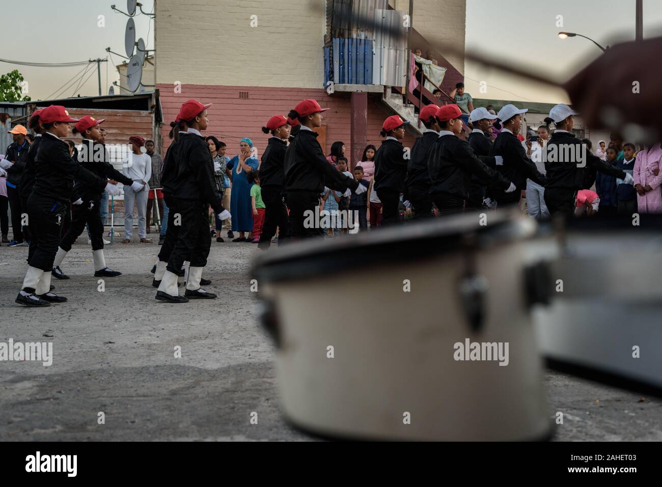 Marching Band in pista e farmaco infestati South African Cape Town sobborgo di Hanover Park andando attraverso i loro passi Foto Stock