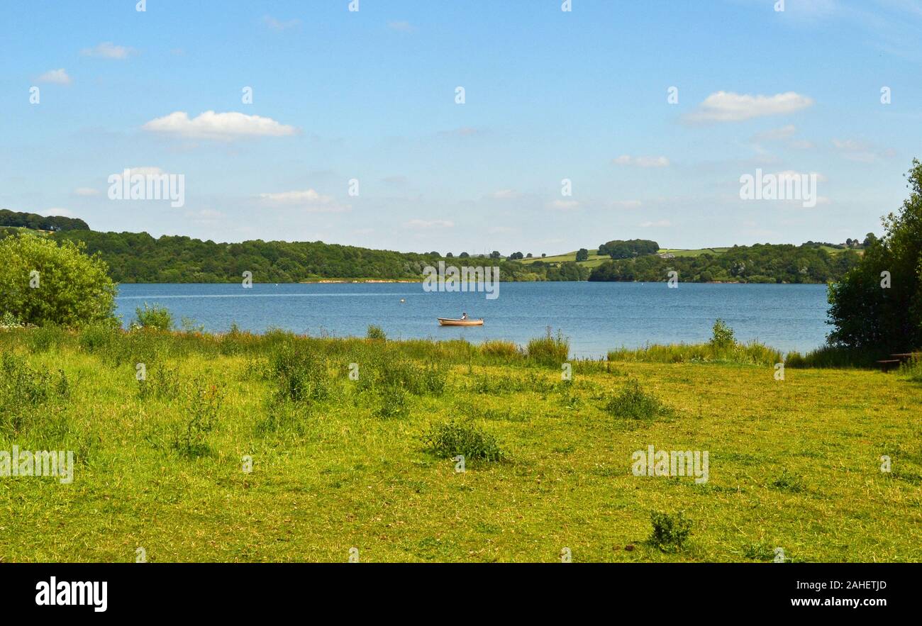 Piccola barca in acqua Carsington, Ashbourne, Derbyshire, England, Regno Unito Foto Stock