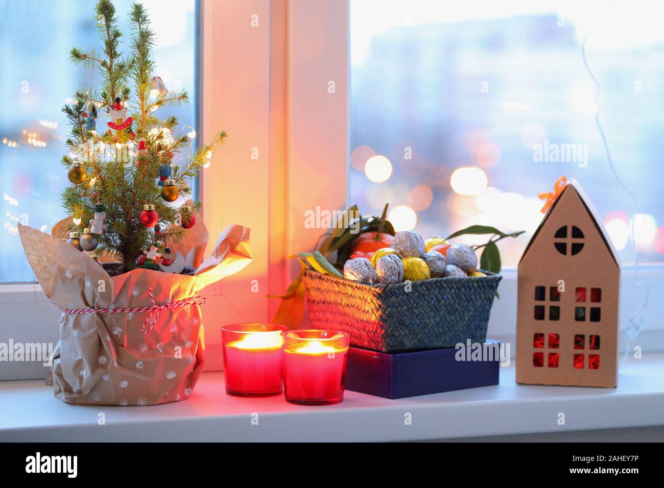 Albero di Natale decorazioni di Natale, candele e regali di Natale su un davanzale Foto Stock