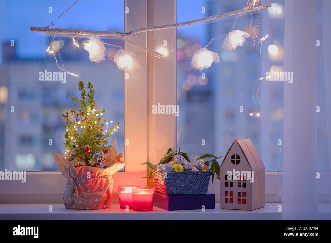 Albero di Natale decorazioni di Natale, candele e regali di Natale su un davanzale Foto Stock