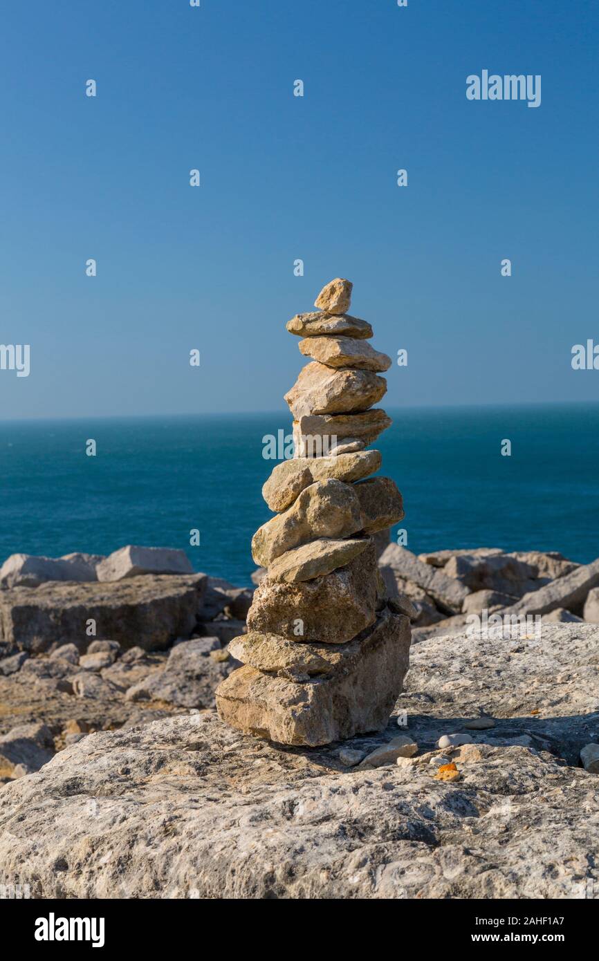 Un mucchio di pietre di bilanciamento al Portland Bill, Dorset, England, Regno Unito Foto Stock