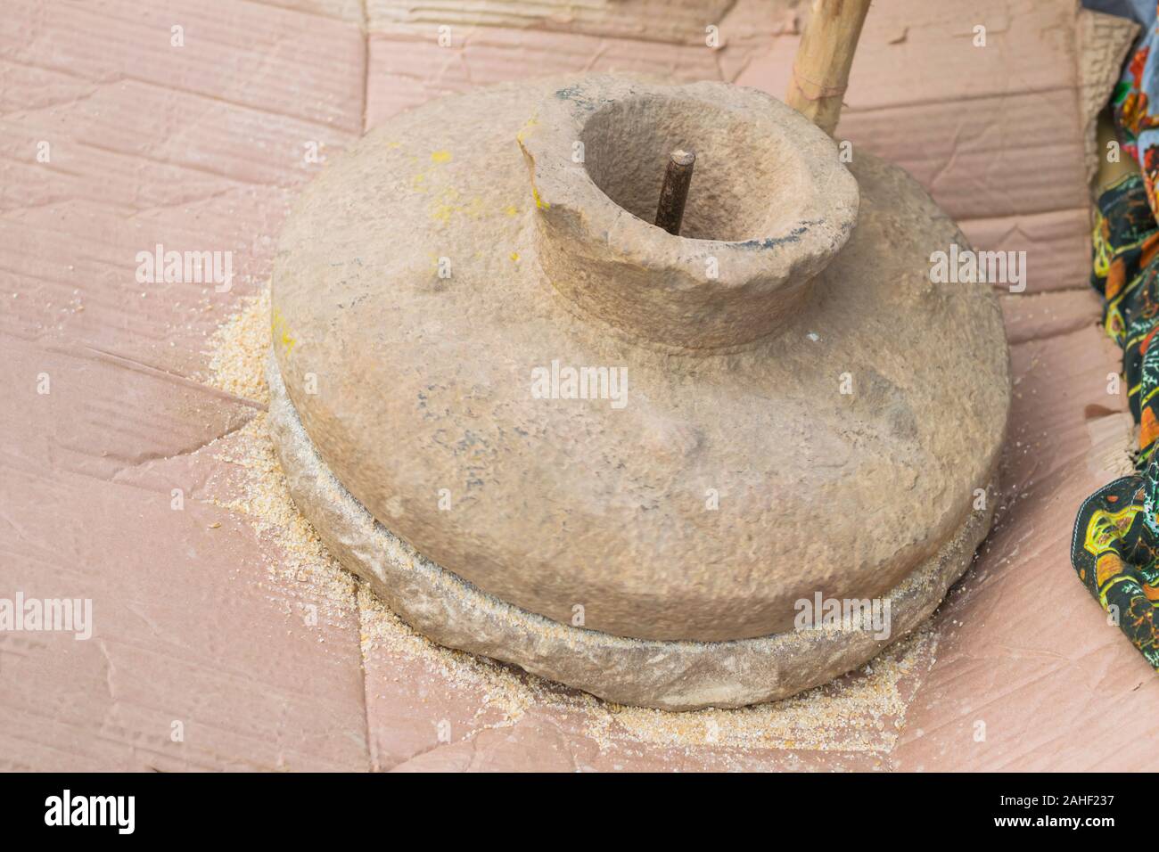 Primo piano di una antica mola di pietra in una casa tradizionale il frumento e il grano utilizzato macinino per macinare il grano e fare la farina di frumento e di riso. Foto Stock