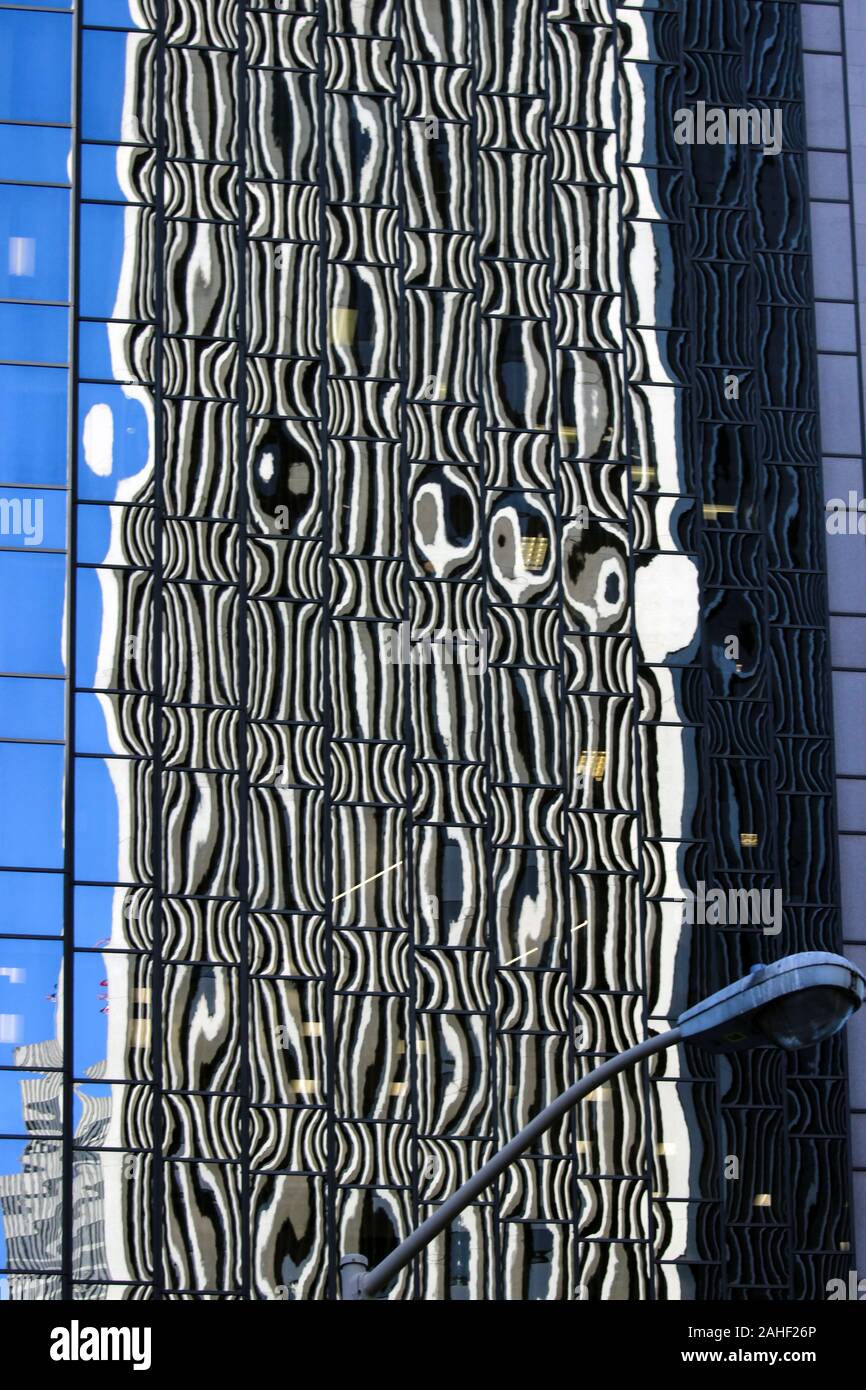 Immagine distorta del vicino edificio per uffici riflessa da un grattacielo in vetro nel Distretto Finanziario di San Francisco, Stati Uniti d'America Foto Stock