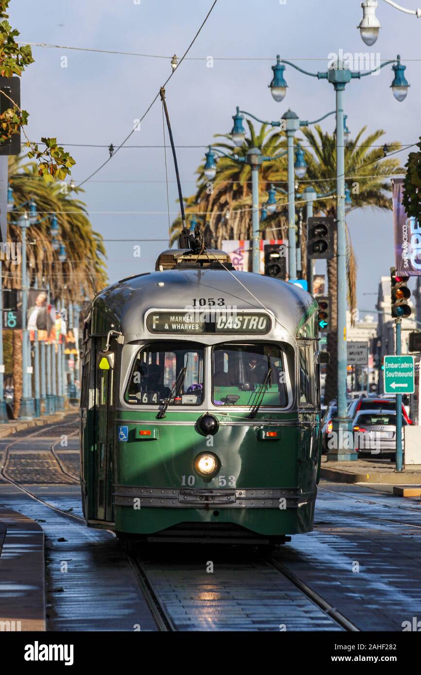 Vintage o tram tram del patrimonio su Embarcadero in San Francisco, Stati Uniti d'America Foto Stock