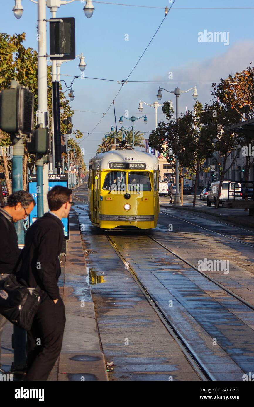 Giallo vintage o tram tram del patrimonio su Embarcadero in San Francisco, Stati Uniti d'America Foto Stock