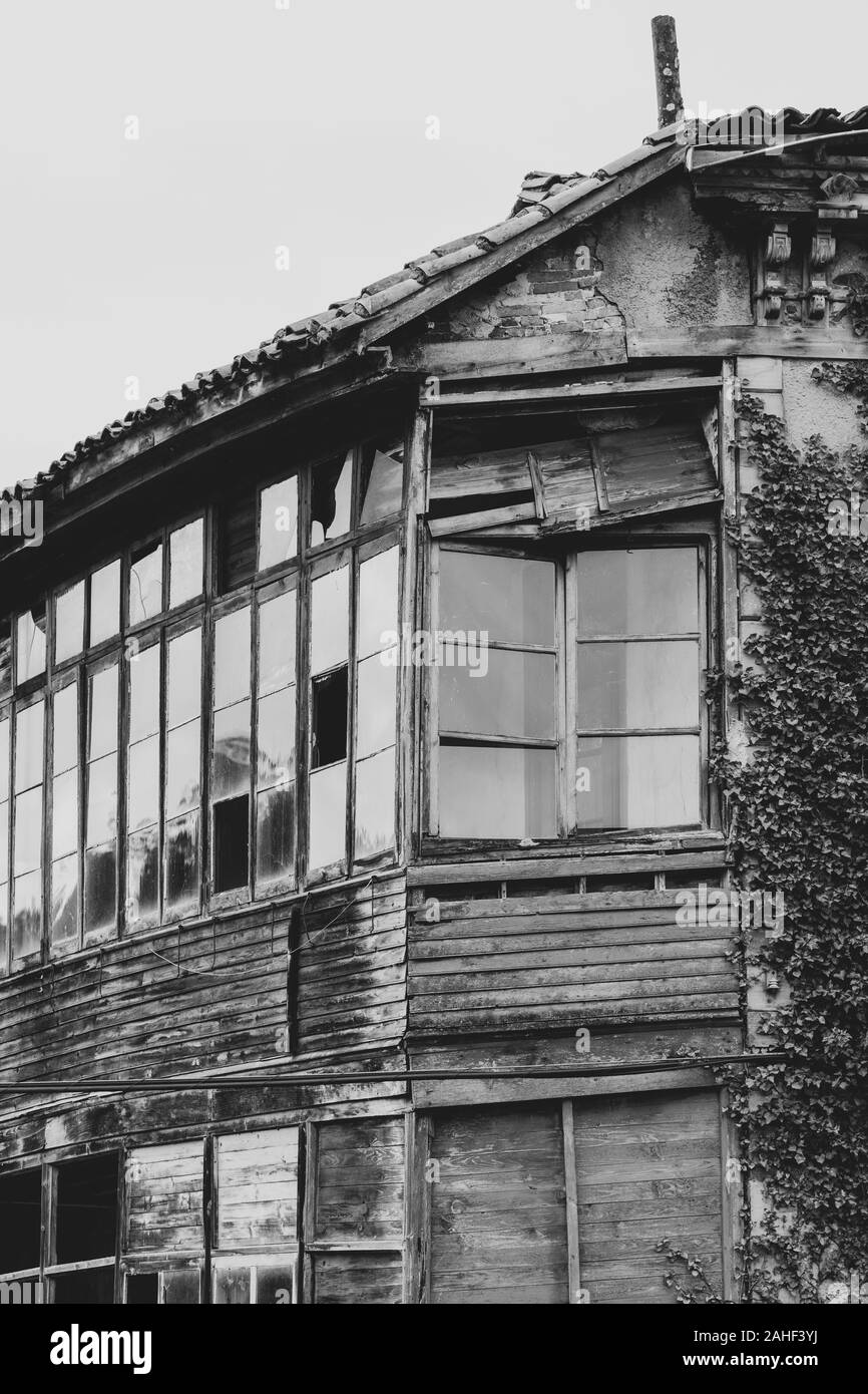 Balcone in legno con finestre rotte Foto Stock