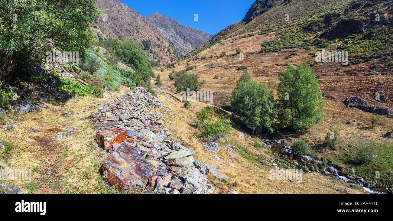 Panorama della valle tra le montagne dei Pirenei Foto Stock