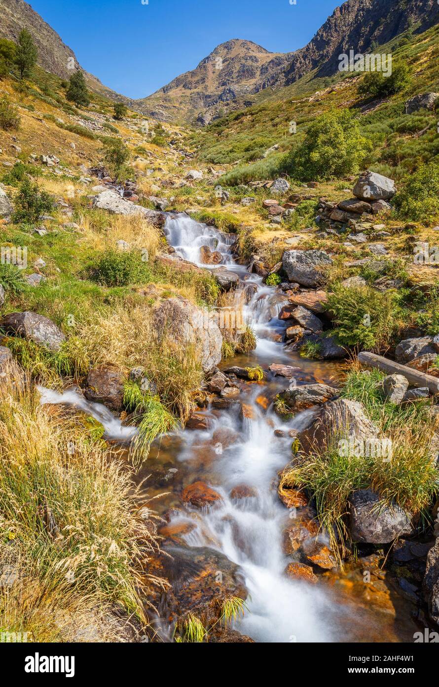 Creek che scorre verso il basso in un paesaggio di montagna Foto Stock