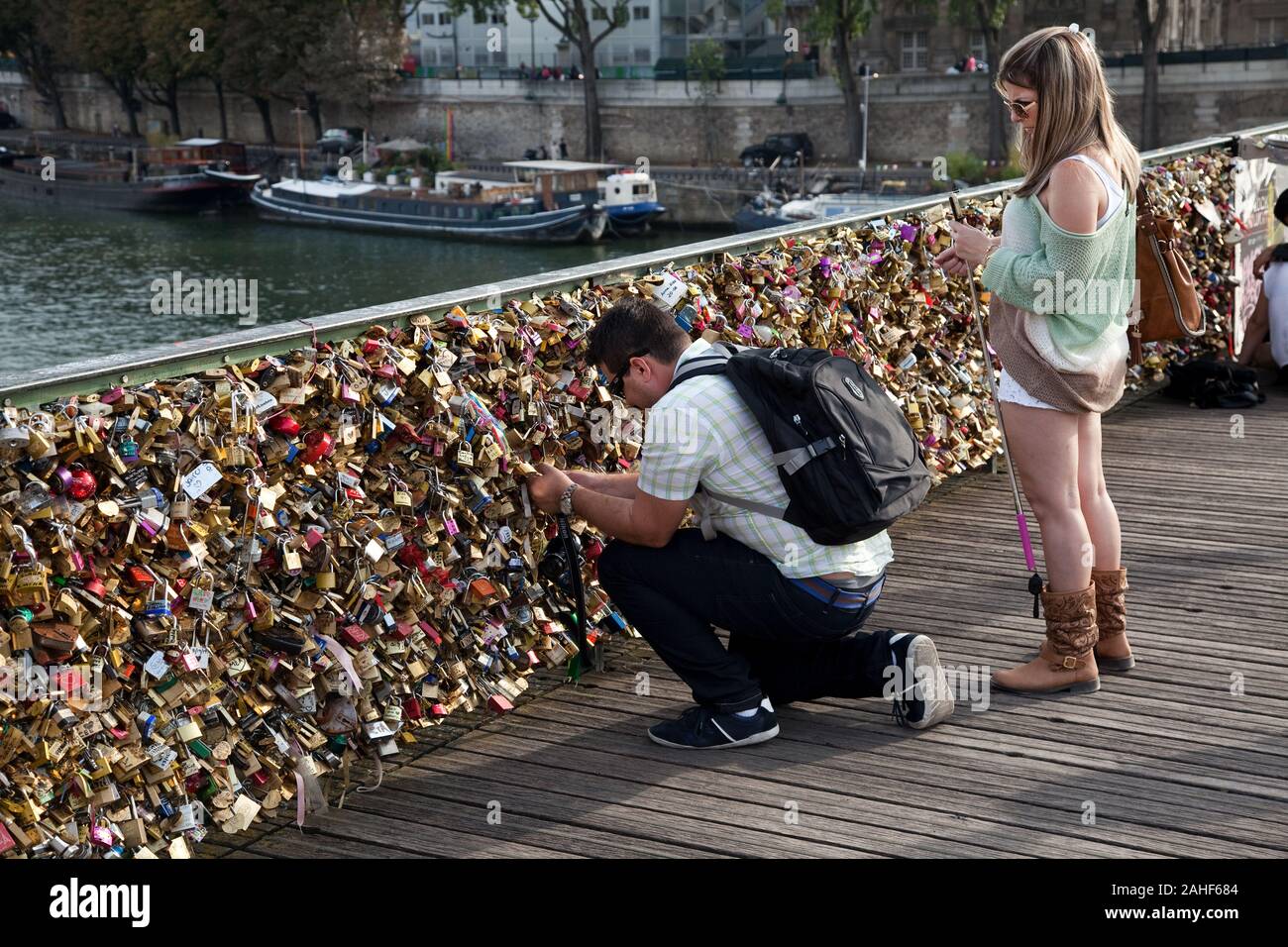 Lucchetti attaccati ad un fench metallico in un ponte mostrano messaggi di amore e impegno eterno, Parigi Francia Foto Stock