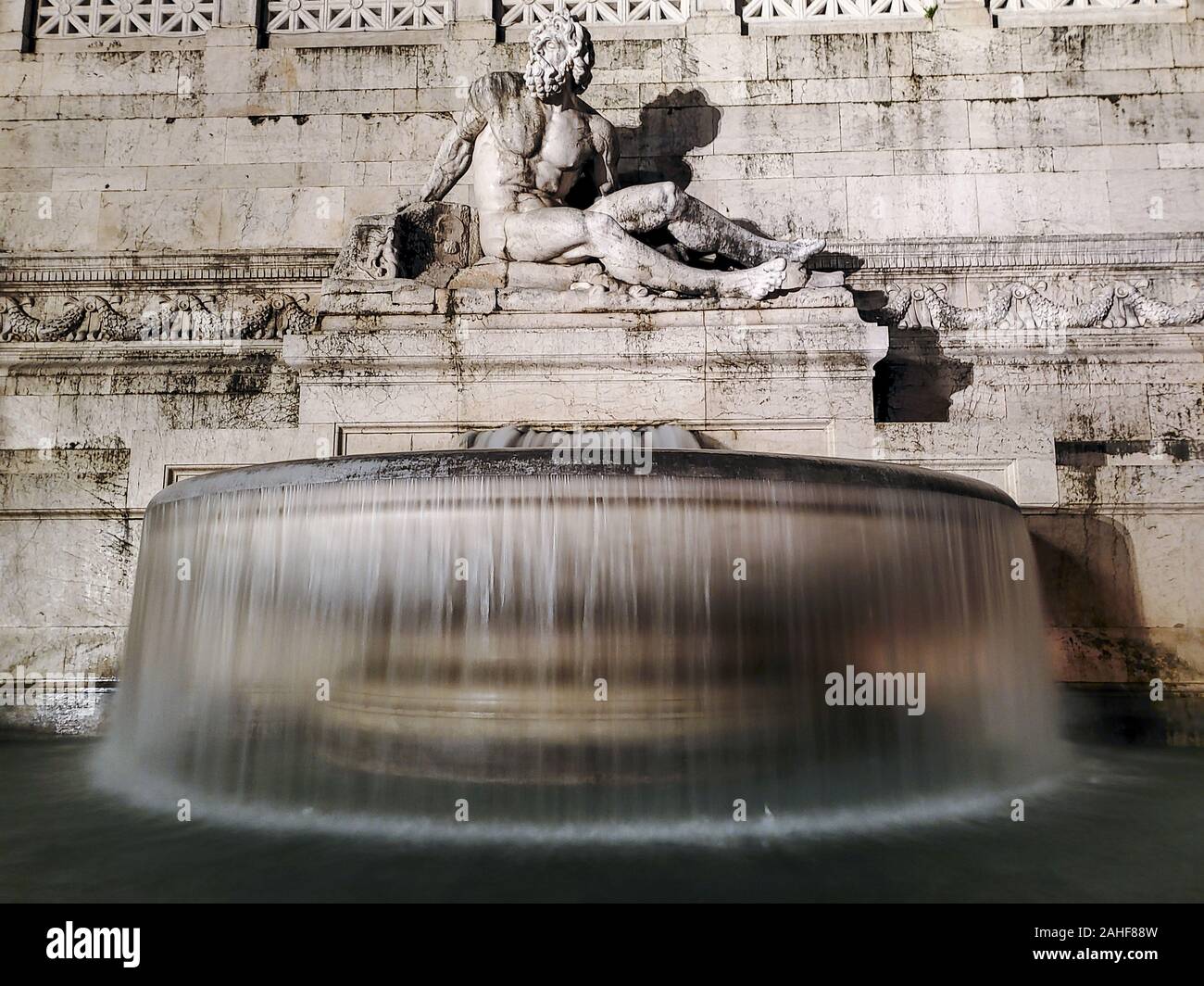 Famoso monumento tradizionale fontana nella piazza Venezia roma, Italia di notte Foto Stock